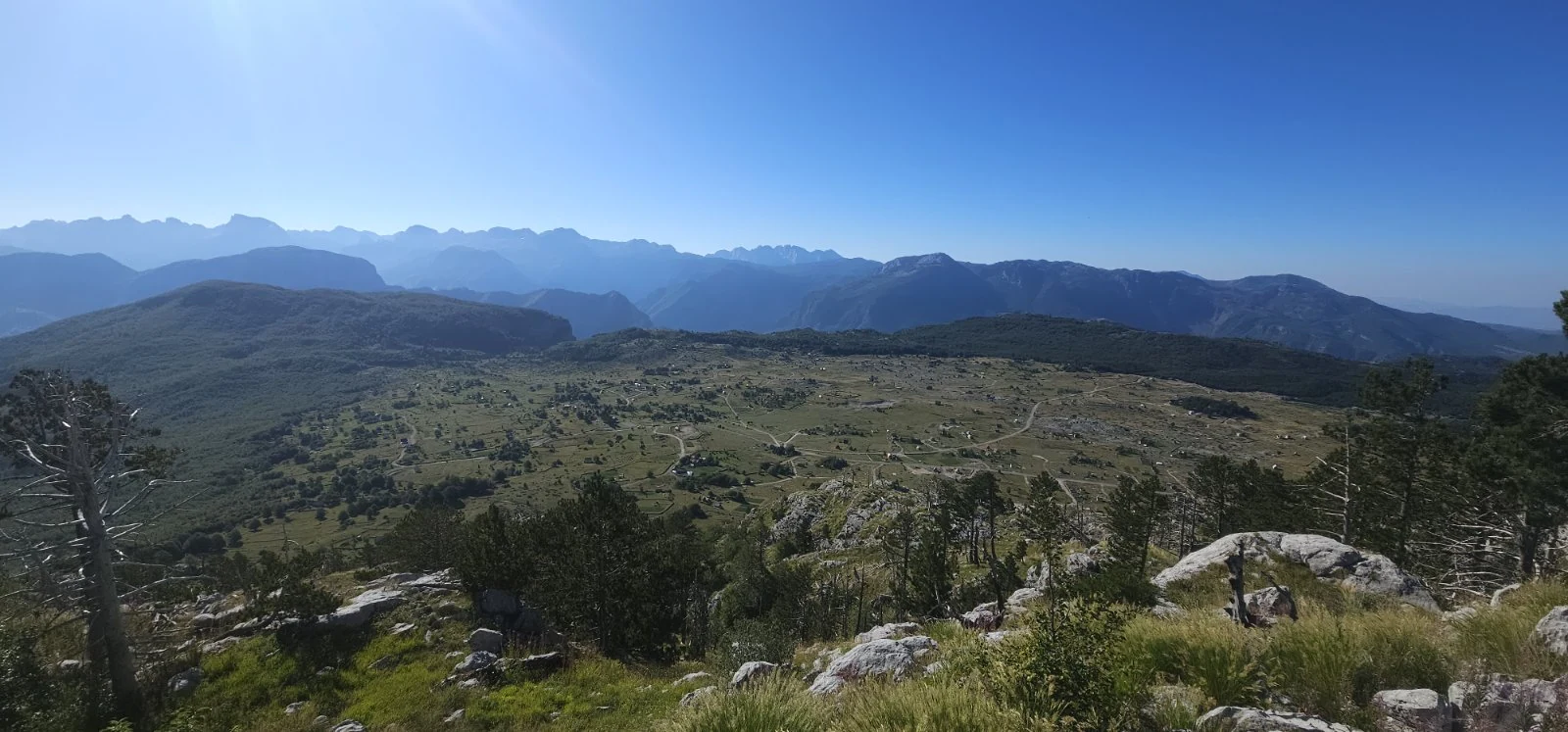 Panoramski pogled na planinski predio